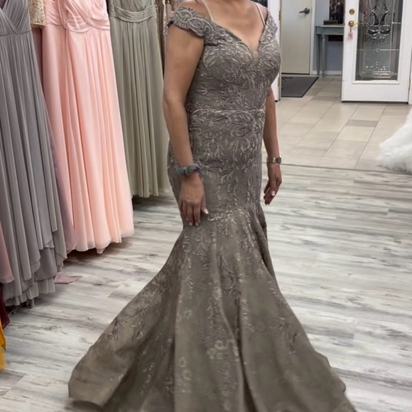 Mother of the Bride/Mother of the Groom Trumpet Style Gown - Picture 10 of 10